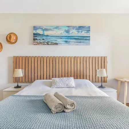 Sunny Beachfront With Pool And Aircon Apartment